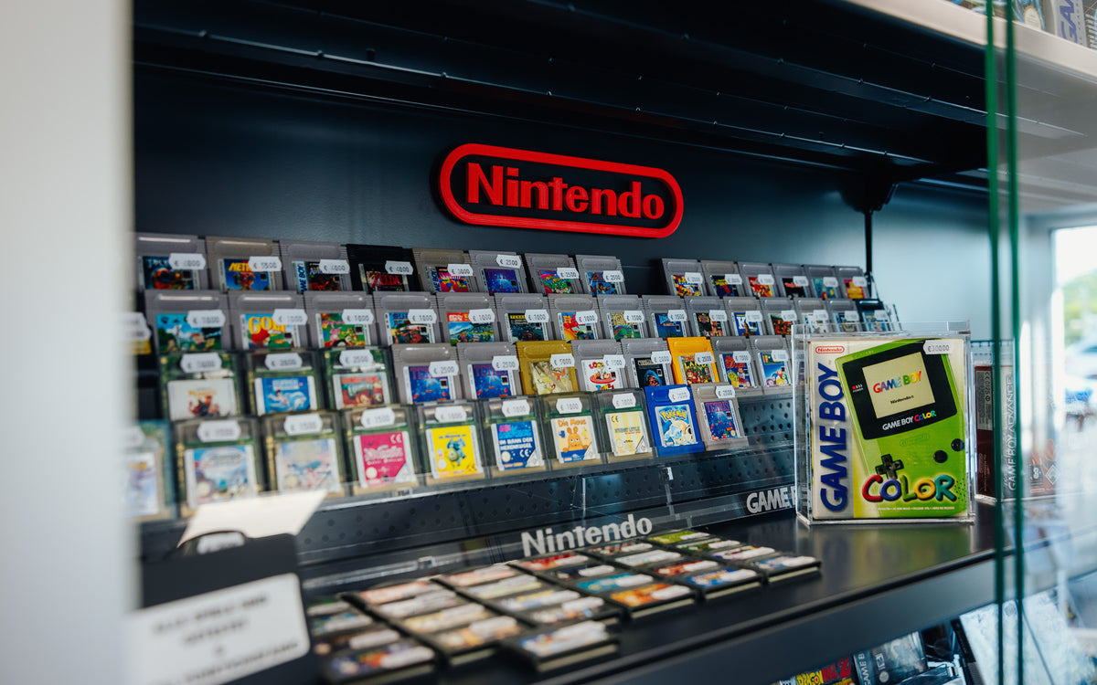 Game-Boy-Spiele und Sammlerstücke in der Nintendo-Vitrine