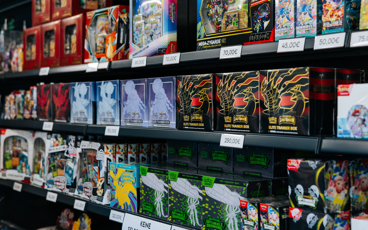Pokémon-Sammelkarten und Boxen im Ladenregal