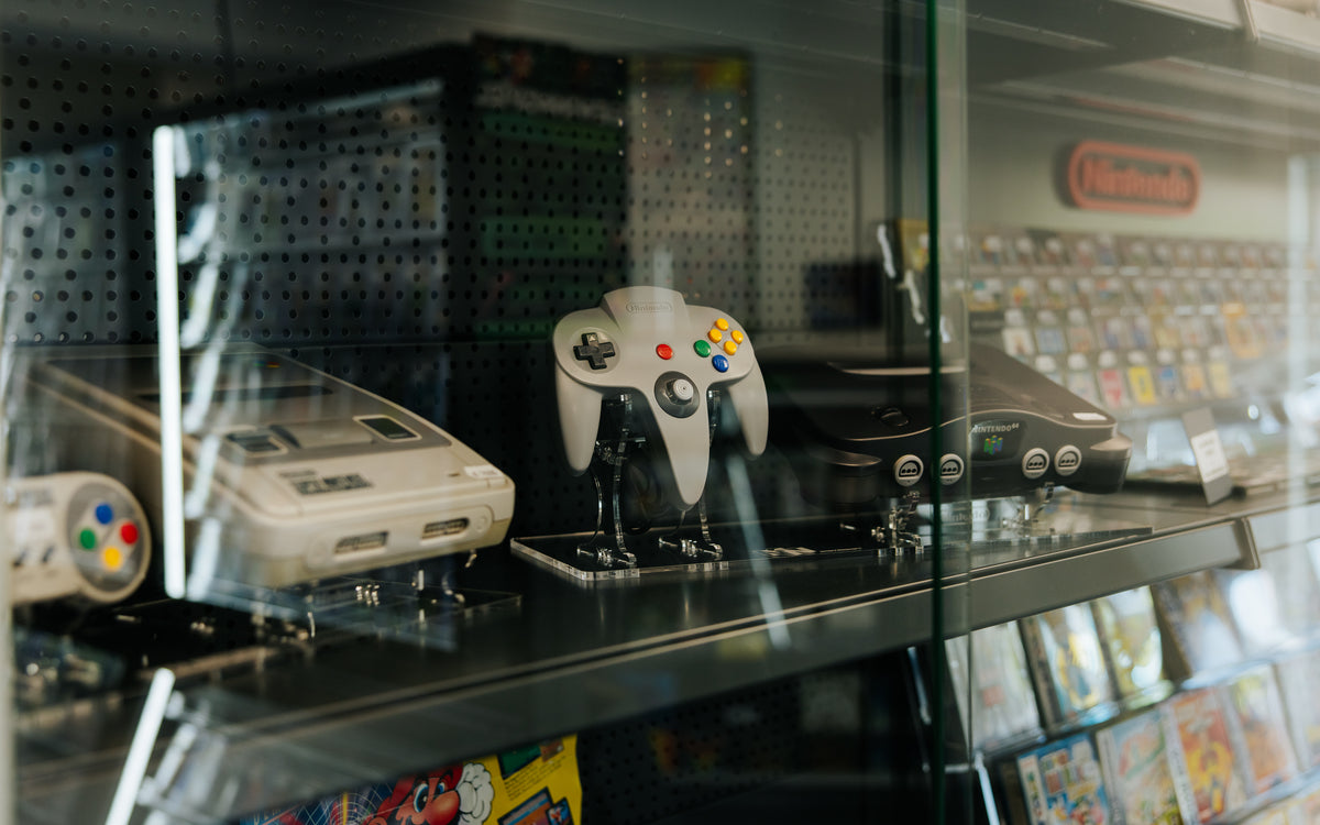 Super Nintendo und Nintendo 64 in der Konsolen-Vitrine