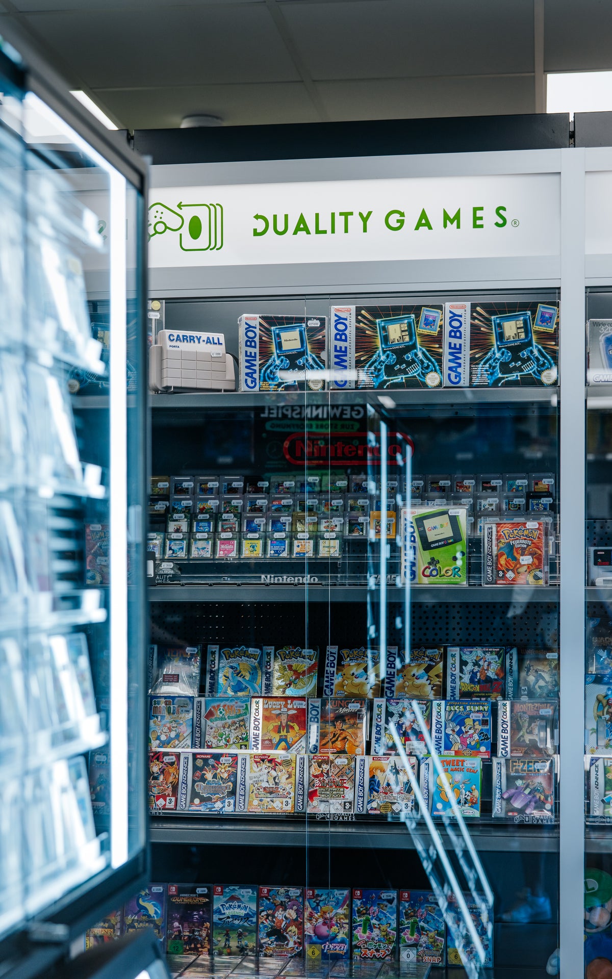 Nintendo-Sammlervitrine mit Game-Boy-Spielen und Originalverpackungen