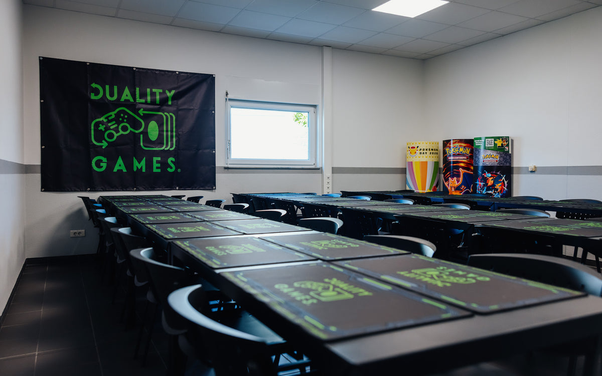 Spielbereich mit Tischen und DualityGames-Spielmatten