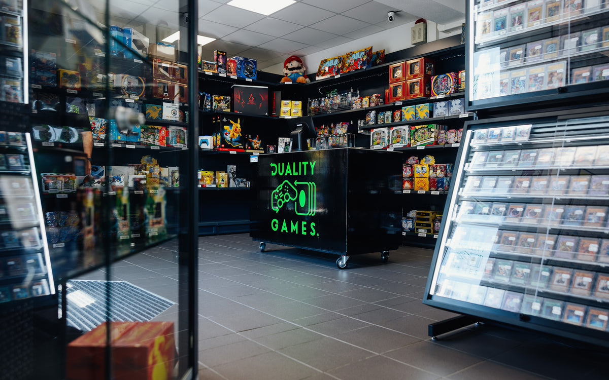 Verkaufsraum mit Sammelkarten-Vitrinen und DualityGames-Theke